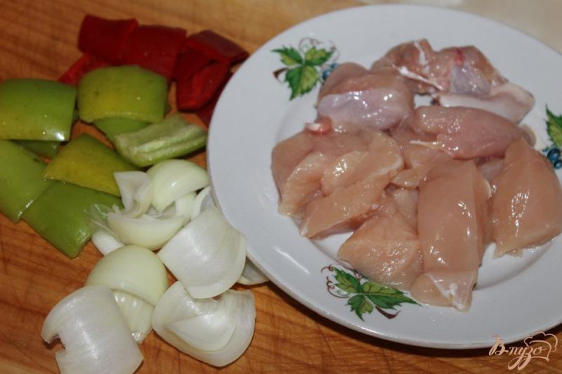 Фото приготовление рецепта: Куриные шашлычки с перцем и луком шаг №2