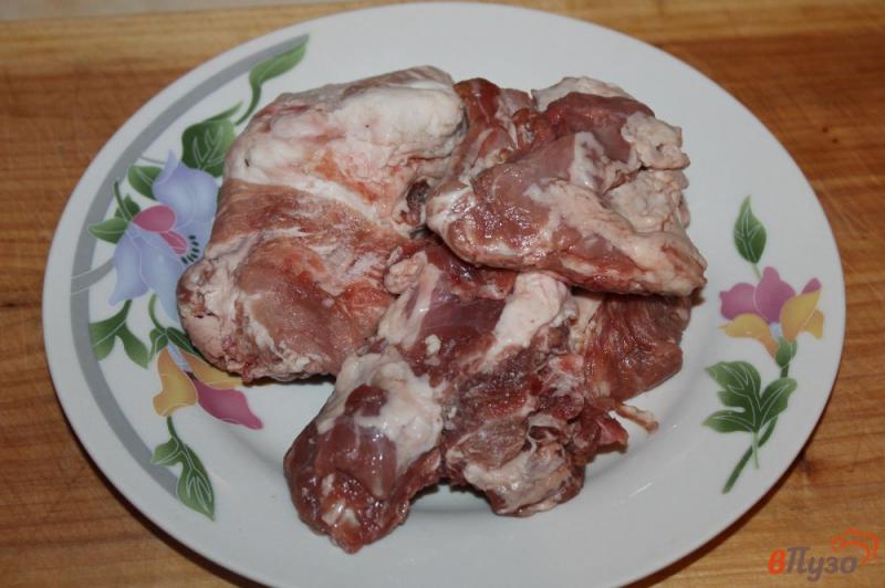 Фото приготовление рецепта: Тушеные свиные ребра с луком и чесноком в рукаве шаг №1