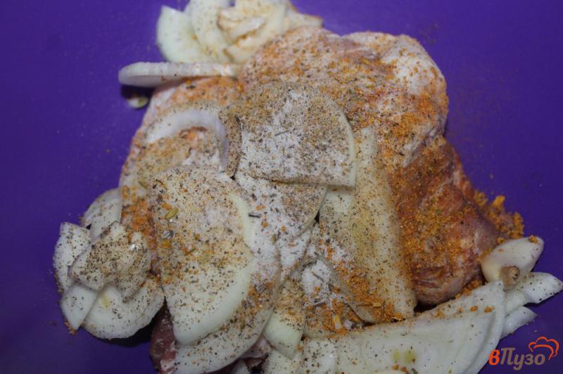Фото приготовление рецепта: Тушеные свиные ребра с луком и чесноком в рукаве шаг №3