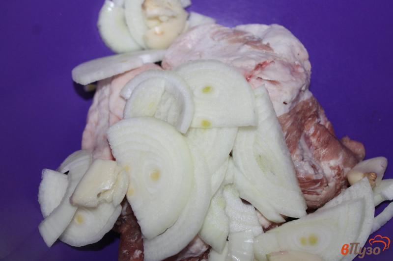Фото приготовление рецепта: Тушеные свиные ребра с луком и чесноком в рукаве шаг №2