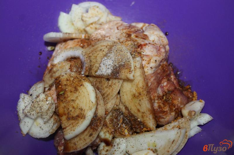 Фото приготовление рецепта: Тушеные свиные ребра с луком и чесноком в рукаве шаг №4