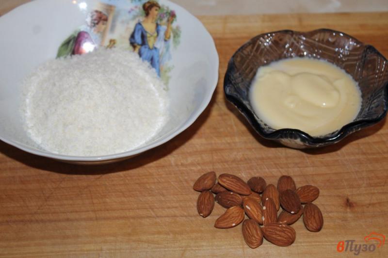Фото приготовление рецепта: Шарики из кокосовой стружки со сгущенным молоком и жареным миндалем шаг №1