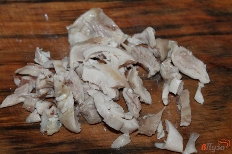 Фото приготовление рецепта: Салат с отварным куриным мясом, баклажанами, грибами и яйцом шаг №1