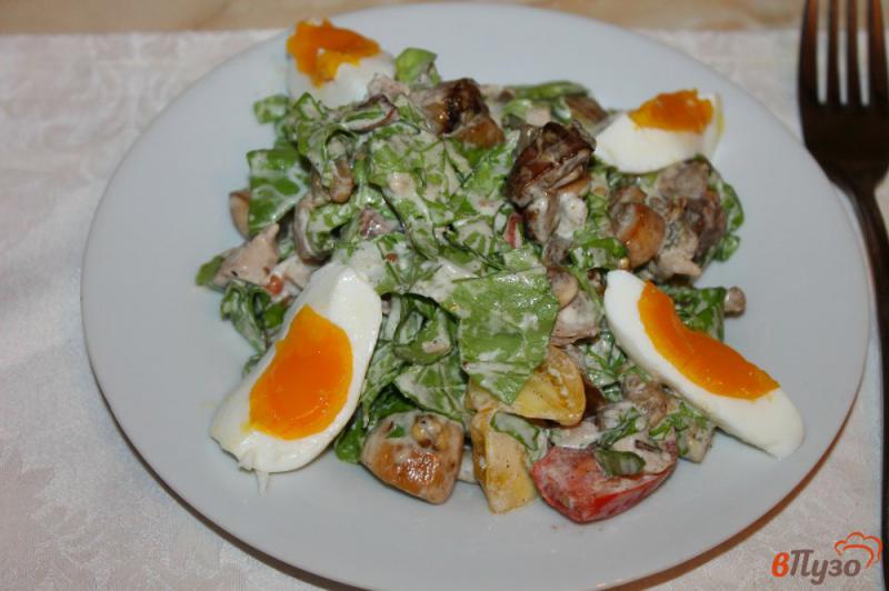 Фото приготовление рецепта: Салат с отварным куриным мясом, баклажанами, грибами и яйцом шаг №6