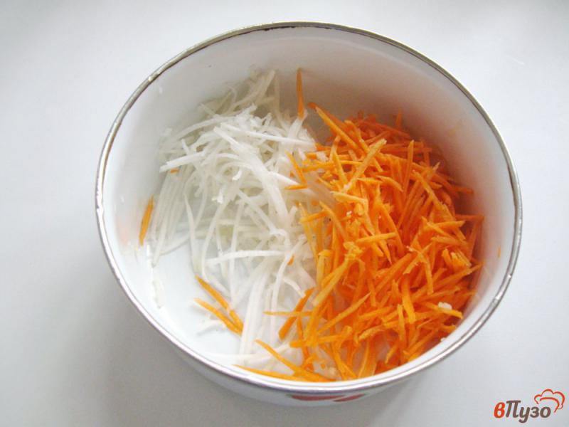 Фото приготовление рецепта: Салат из редьки с морковью шаг №4