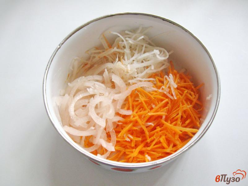 Фото приготовление рецепта: Салат из редьки с морковью шаг №5