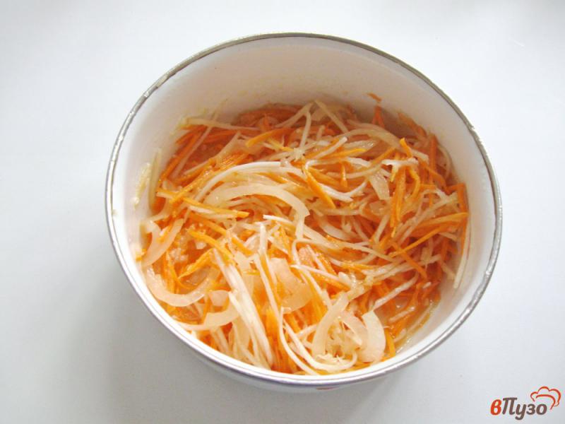 Фото приготовление рецепта: Салат из редьки с морковью шаг №7