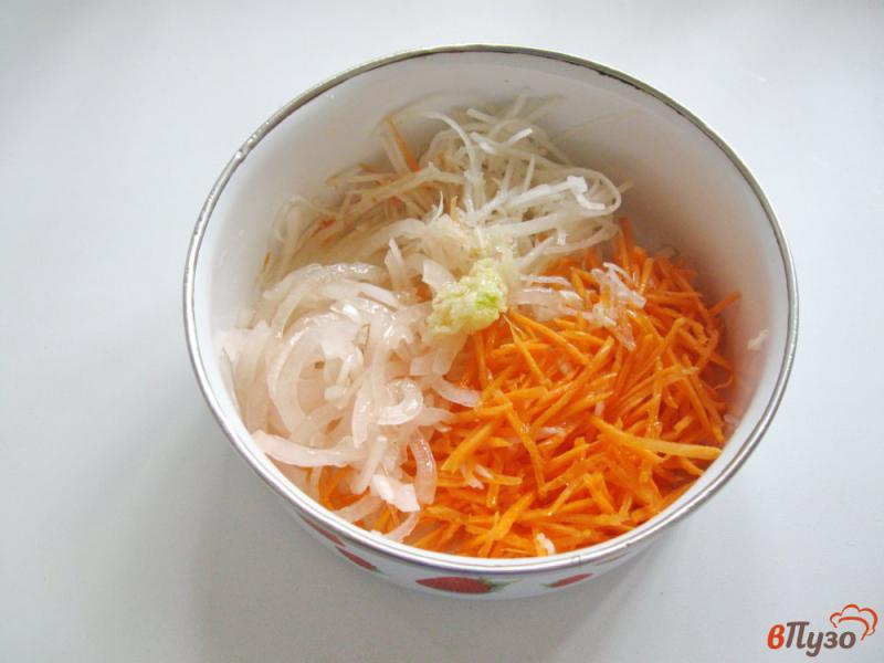 Фото приготовление рецепта: Салат из редьки с морковью шаг №6