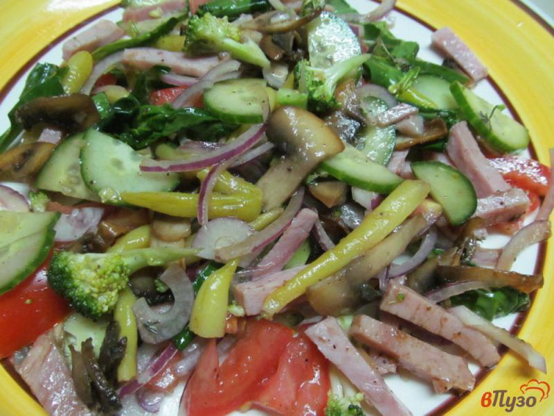 Фото приготовление рецепта: Салат из жареных грибов и свежих овощей шаг №6