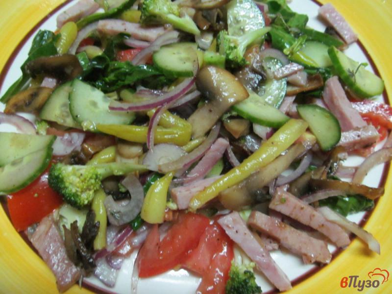 Фото приготовление рецепта: Салат из жареных грибов и свежих овощей шаг №5
