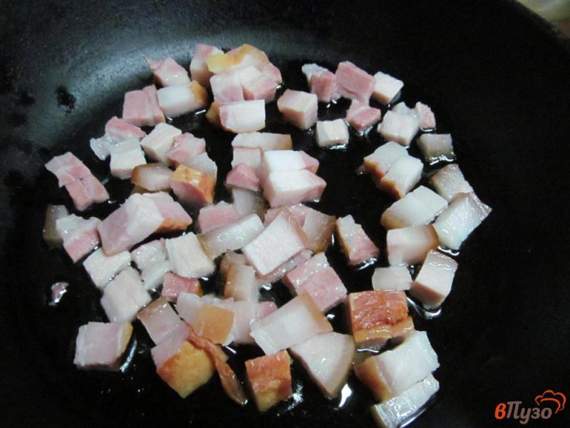 Фото приготовление рецепта: Галушки под сметанным соусом с беконом шаг №4