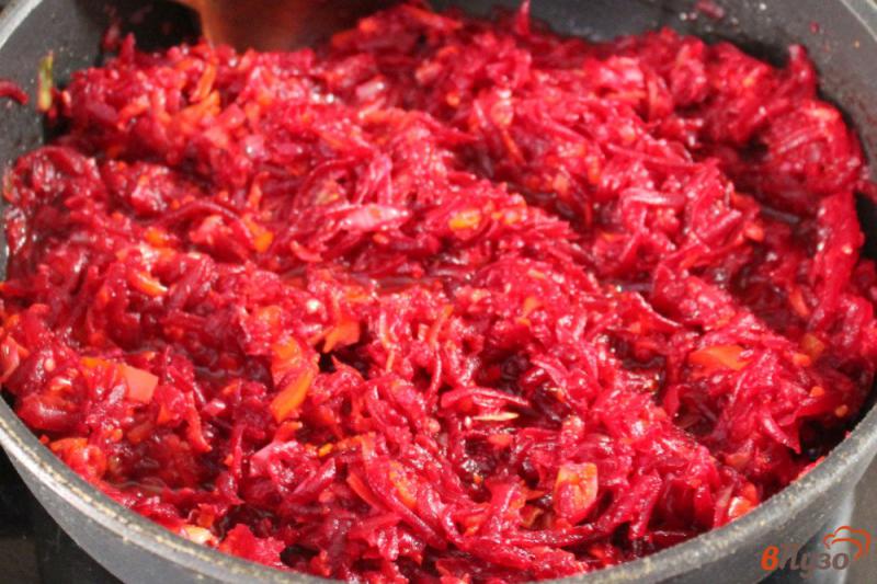 Фото приготовление рецепта: Красный борщ на говяжьем бульоне с нутом и пассированными овощами шаг №6