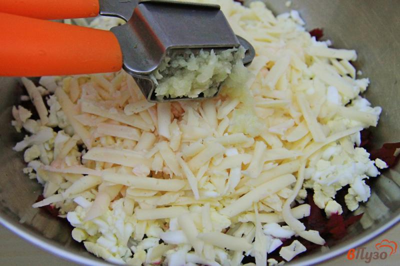 Фото приготовление рецепта: Свекольный салат с яйцом и сыром шаг №4