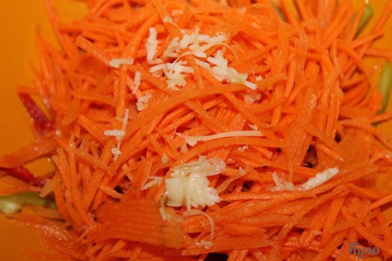 Фото приготовление рецепта: Перец с морковью по - корейски шаг №3