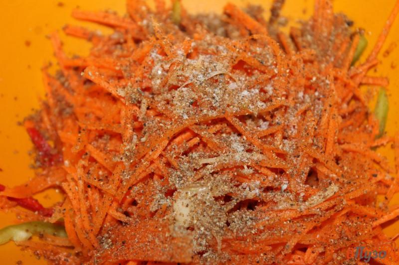 Фото приготовление рецепта: Перец с морковью по - корейски шаг №4