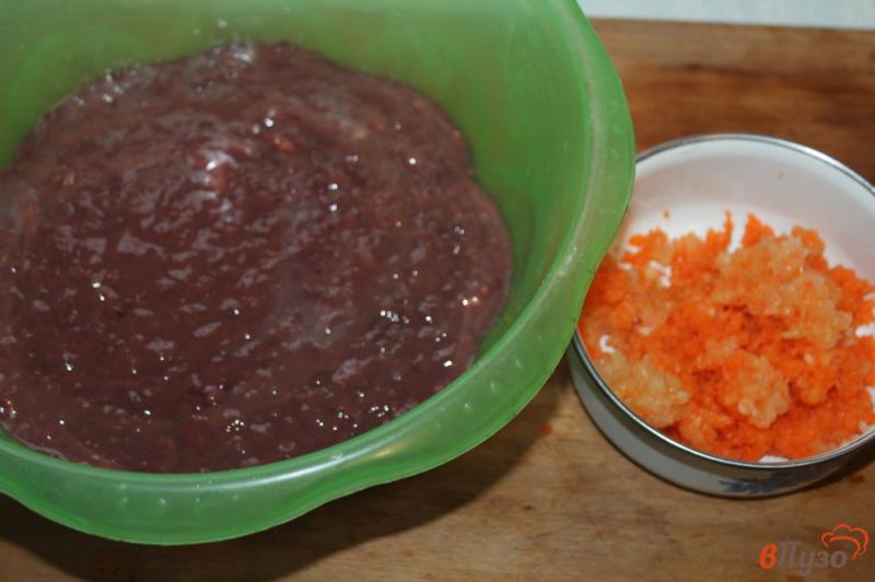 Фото приготовление рецепта: Печеночный торт с луком, морковью и помидорами шаг №1