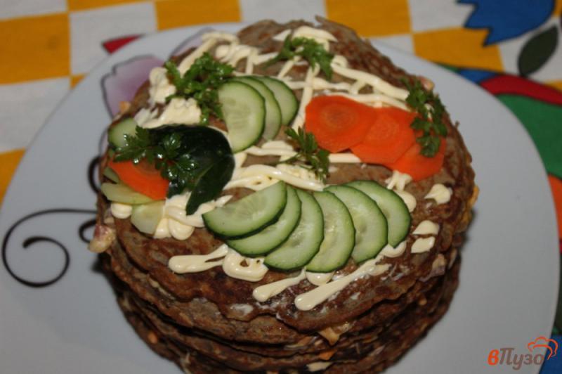 Фото приготовление рецепта: Печеночный торт с луком, морковью и помидорами шаг №9