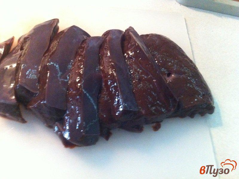 Фото приготовление рецепта: Тушеная говяжья печень в сметане с луком шаг №1