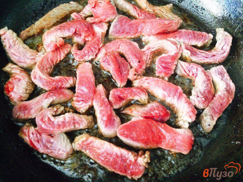 Фото приготовление рецепта: Бефстроганов из говядины с соусом шаг №3