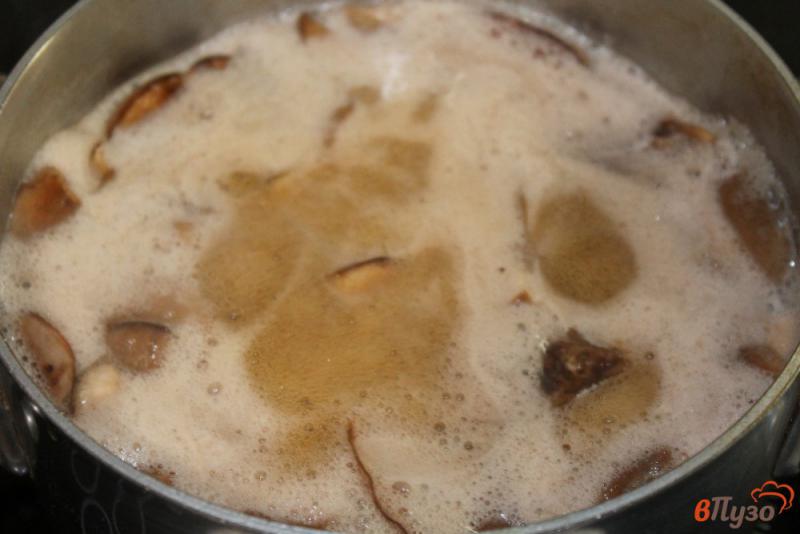 Фото приготовление рецепта: Лесные грибы замороженные на зиму шаг №3