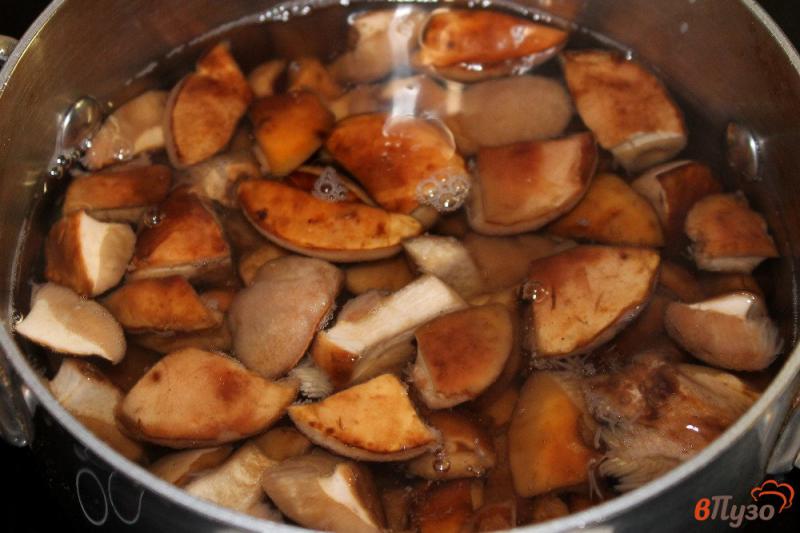 Фото приготовление рецепта: Лесные грибы замороженные на зиму шаг №4