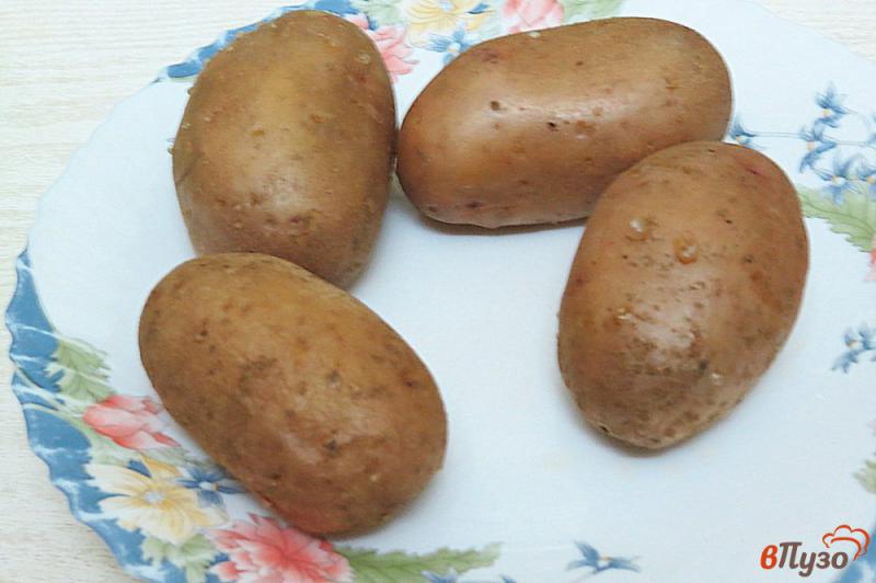 Фото приготовление рецепта: Картофель фаршированный в микроволновке шаг №2