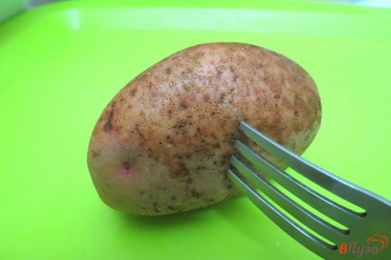 Фото приготовление рецепта: Картофель фаршированный в микроволновке шаг №3