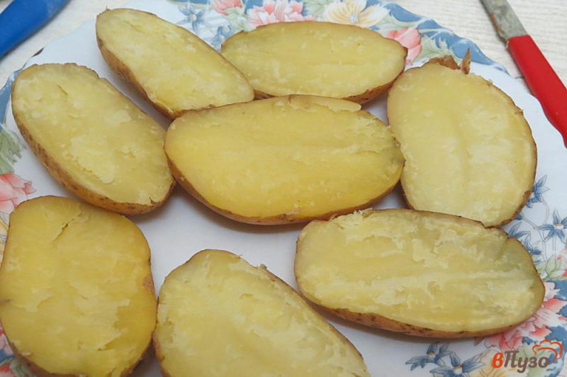 Фото приготовление рецепта: Картофель фаршированный в микроволновке шаг №4