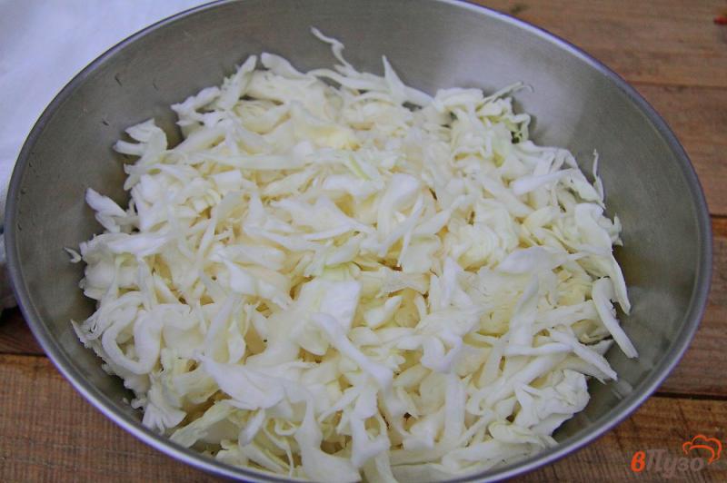 Фото приготовление рецепта: Салат из капусты с кукурузой и яйцами шаг №1