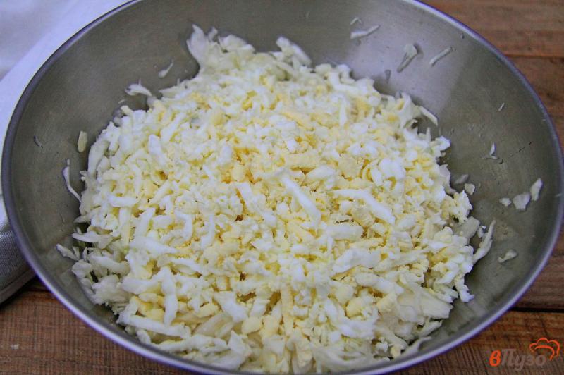 Фото приготовление рецепта: Салат из капусты с кукурузой и яйцами шаг №3
