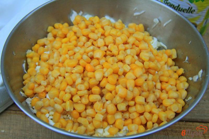 Фото приготовление рецепта: Салат из капусты с кукурузой и яйцами шаг №4