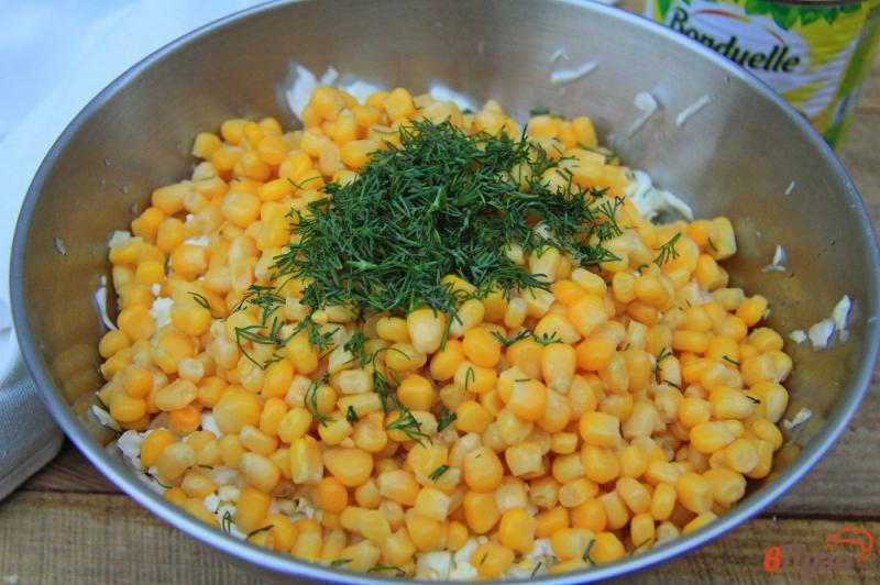 Фото приготовление рецепта: Салат из капусты с кукурузой и яйцами шаг №5
