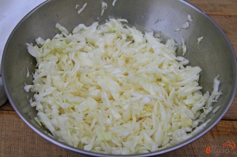 Фото приготовление рецепта: Салат из капусты с кукурузой и яйцами шаг №2