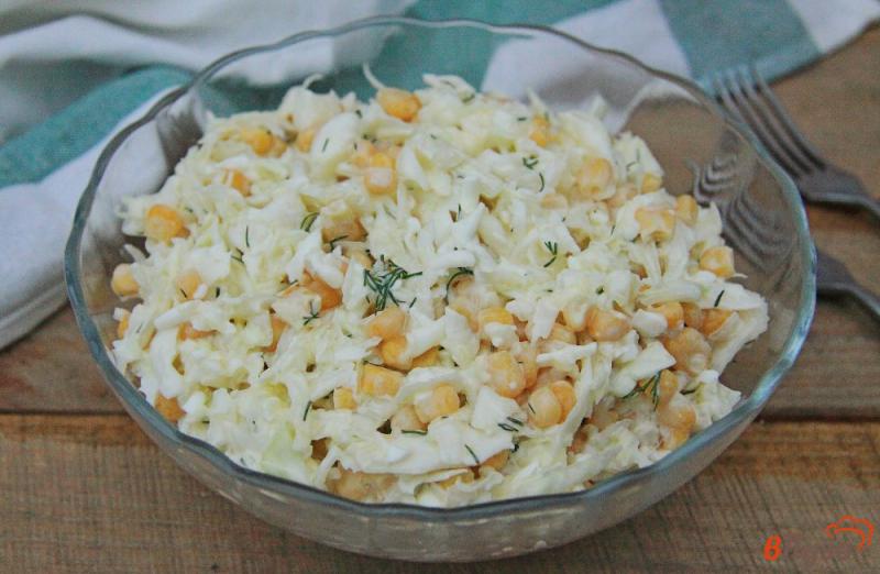 Фото приготовление рецепта: Салат из капусты с кукурузой и яйцами шаг №6
