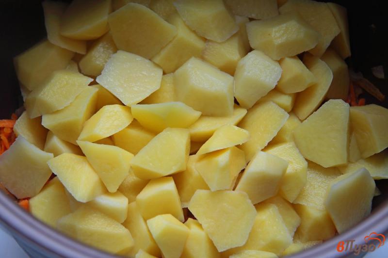 Фото приготовление рецепта: Суп картофельный с макаронами в мультиварке шаг №4