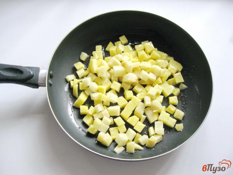 Фото приготовление рецепта: Омлет с картофелем и колбасными изделиями шаг №1