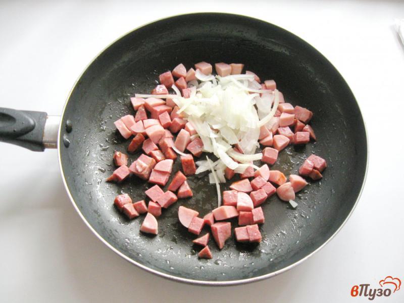 Фото приготовление рецепта: Омлет с картофелем и колбасными изделиями шаг №4