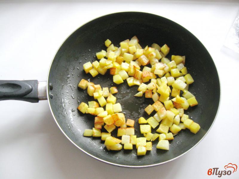 Фото приготовление рецепта: Омлет с картофелем и колбасными изделиями шаг №2