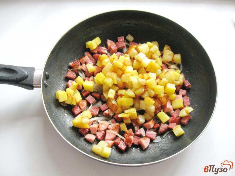 Фото приготовление рецепта: Омлет с картофелем и колбасными изделиями шаг №7