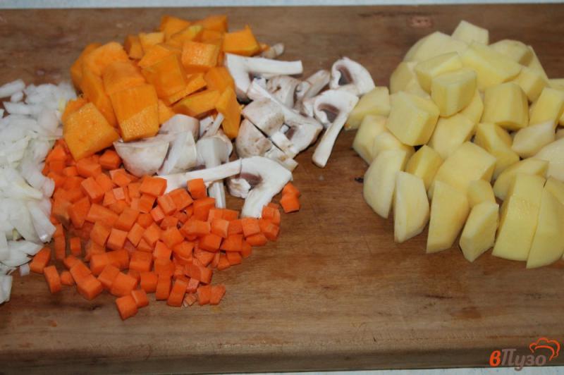 Фото приготовление рецепта: Картофельное рагу с тыквой и грибами шаг №1