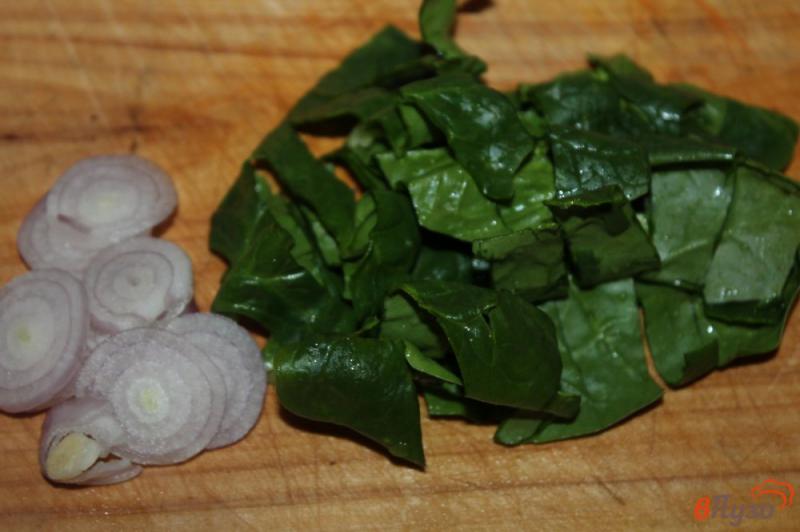 Фото приготовление рецепта: Салат из свежих овощей с маслинами и свежими шампиньонами шаг №6