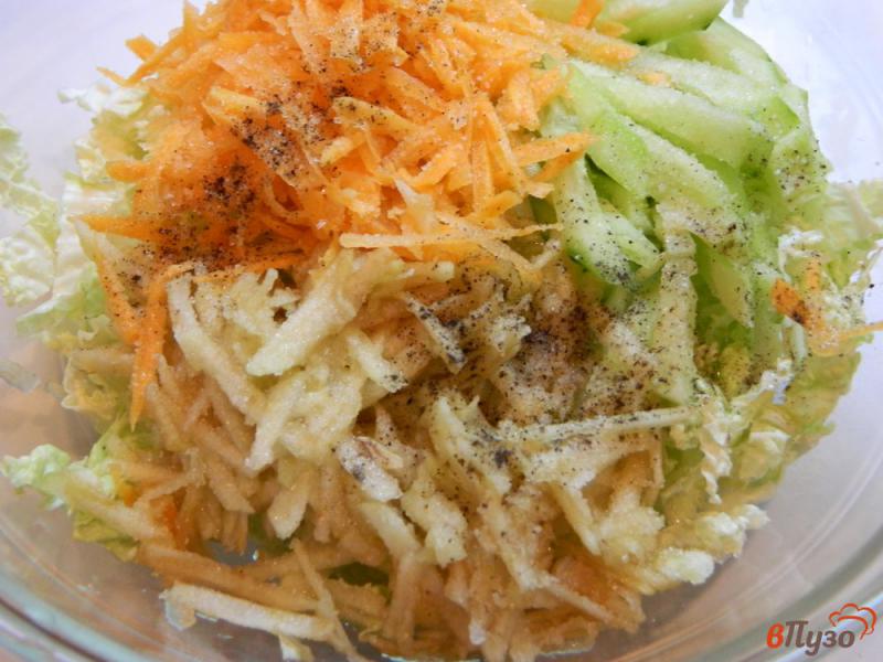 Фото приготовление рецепта: Салат из пекинской капусты с яблоком, огурцом и морковью шаг №3