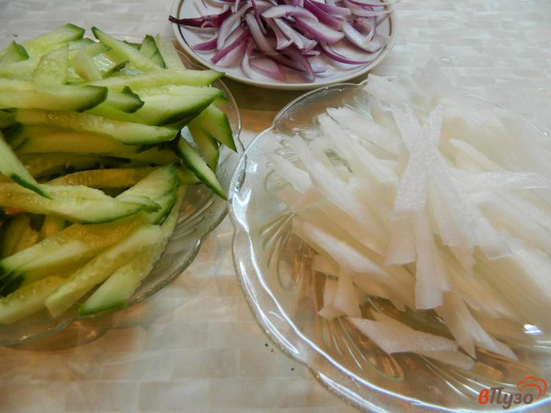 Фото приготовление рецепта: Мясной салат с редькой и соевым соусом шаг №2