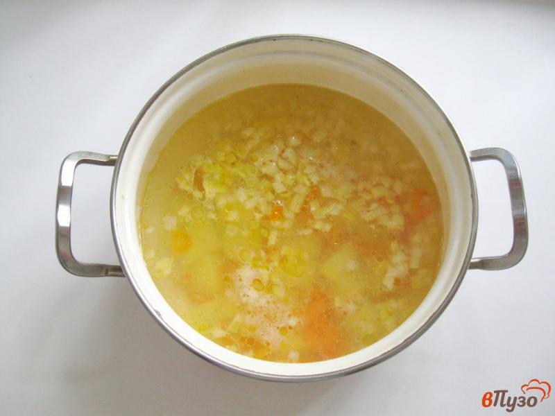 Фото приготовление рецепта: Суп с мини клецками и грибами шаг №2
