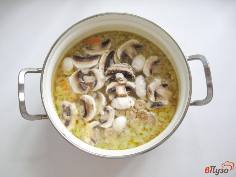 Фото приготовление рецепта: Суп с мини клецками и грибами шаг №3