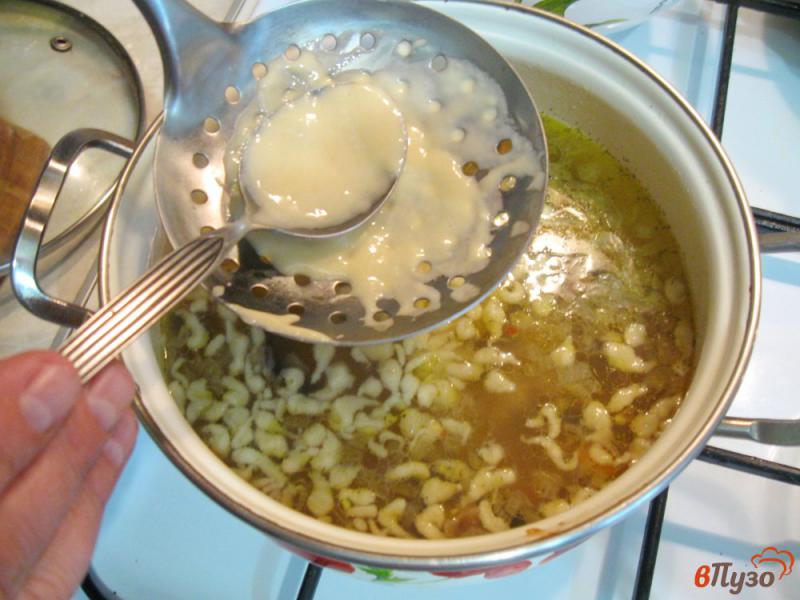 Фото приготовление рецепта: Суп с мини клецками и грибами шаг №6
