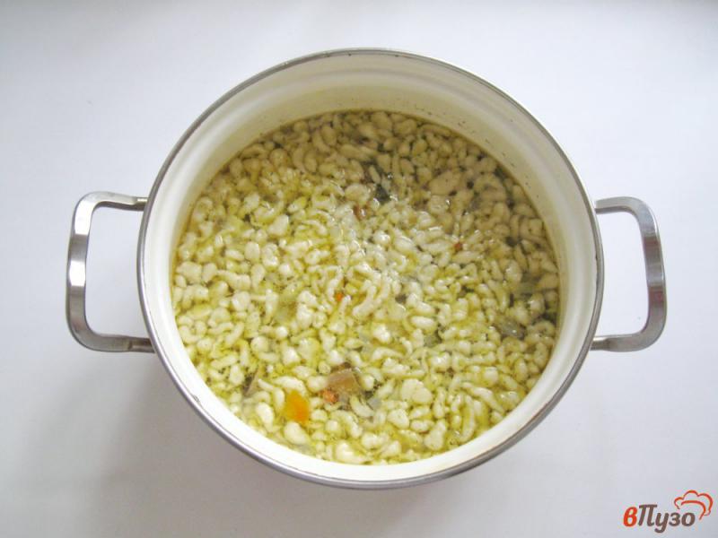 Фото приготовление рецепта: Суп с мини клецками и грибами шаг №7