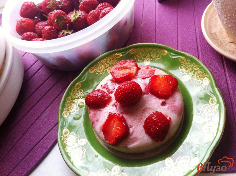 Фото приготовление рецепта: Десерт из манной каши и клубники шаг №4