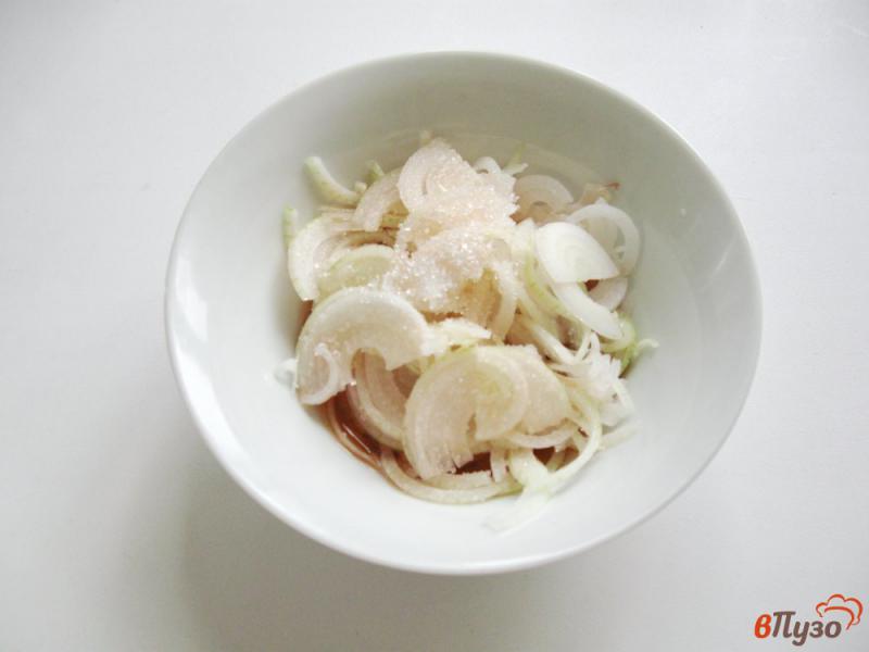 Фото приготовление рецепта: Свекольный салат с сельдью и яйцом шаг №2