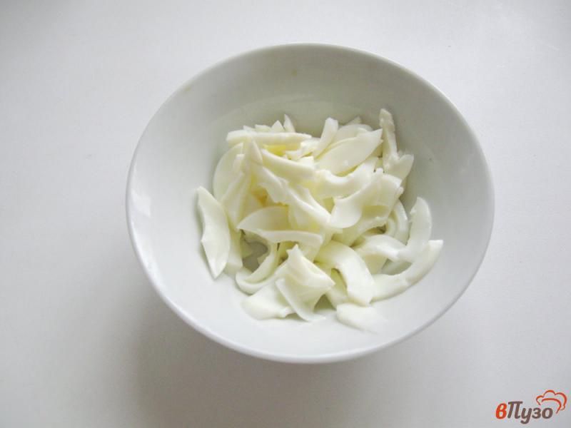 Фото приготовление рецепта: Свекольный салат с сельдью и яйцом шаг №3